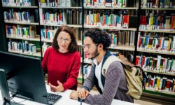 چرا همه دانشمندان باید یک کتابدار داشته باشند؟