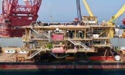 سنگین‌ترین سکوی پارس جنوبی نصب شد/ چرخ تولید در فاز ۱۱ چرخید