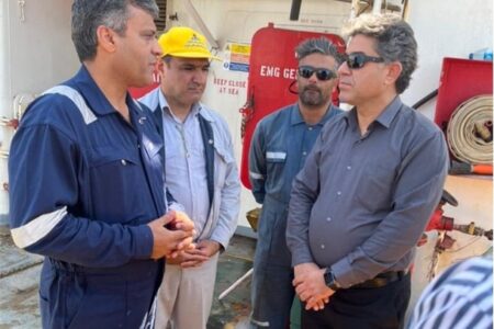 عملیات نشت یابی و انسداد محل نشت نفت در گناوه ادامه دارد