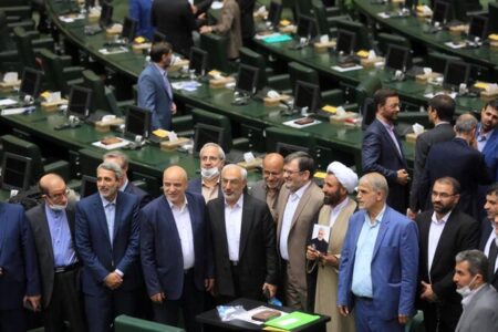 روزنامه جمهوری اسلامی دست نمایندگان مجلس را رو کرد؛ حالا که انتخابات نزدیک است یاد مردم افتاده‌اید؟