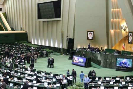 واکنش تند عضو جبهه پایداری به دریافت ۱۴۰ سکه از سوی یک نماینده مجلس برای متنفی کردن تحقیق‌وتفحص و استیضاح وزرا