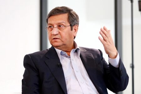 همتی خطاب به رئیسی: دولت شمش طلا را با  دلار ۶۳۵۰۰ تومانی به مردم می‌فروشد اما ادعا می‌کنید دلار ۶۳ هزار تومانی عددسازی است؟