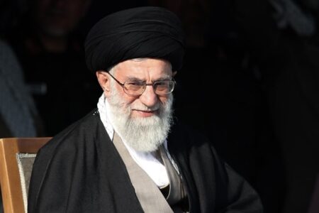 امام خامنه‌ای: حرکت مدافعان حرم ایران و منطقه را نجات داد
