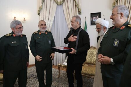پیام مهم پزشکیان پس از دیدار با فرماندهان ارشد سپاه | همه فرماندهان در دیدار پزشکیان؛ هدیه ویژه ای که به او دادند + عکس و جزئیات
