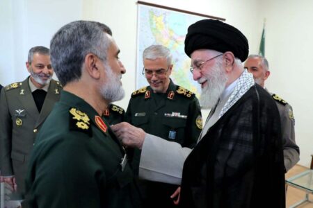 ‌ٰ‌سردار حاجی‌زاده به خاطر عملیات وعده صادق ۲ نشان فتح گرفت + عکس و جزئیات