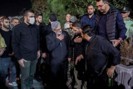 حضور سردار قاآنی در مراسم استقبال از پیکر شهید نیلفروشان