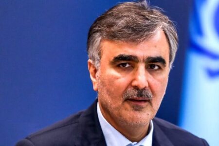 دسته گل «فرزین» و دلار ۷۷ هزار تومانی/دود حذف صرافی‌ها در چشم مردم