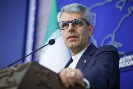واکنش وزارت خارجه به میانجگیری عربستان بین ایران و آمریکا | بقائی: در سطح عالی در مراسم تشییع شهید نصرالله شرکت می‌کنیم