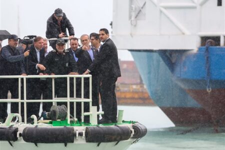 پزشکیان سوار بر شناور به صدرا رفت + تصاویر