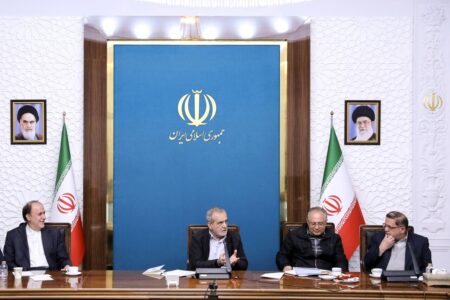 پزشکیان: استیضاح نکنید! ؛ تغییر آدم‌ها مشکلی را حل نمی‌کند | ایران را نمی‌توان تحریم کرد