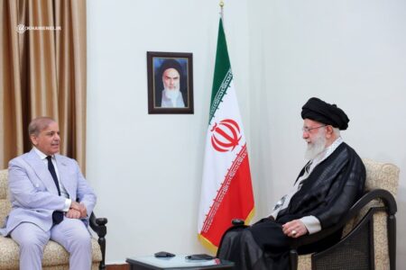 رهبر انقلاب در دیدار نخست وزیر پاکستان: متاسفانه برخی دولت‌های اسلامی در کنار رژیم صهیونیستی می‌ایستند | مسئله فلسطین مسئله اول دنیای اسلام است
