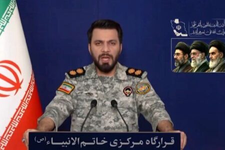 قرارگاه خاتم‌الانبیا: به دلیل حفظ جان خانواده کارکنان کشتی ایرانی، عملیات علیه متجاوزان آمریکایی به تعویق افتاد