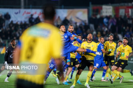 بازی استقلال با چاقوی دو لبه