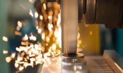 اختراع ایرانی که کیفیت قطعات را به کمتر از ۱۰۰ نانومتر می‌رساند و ابزارهای پرهزینه سنتی را حذف می‌کند