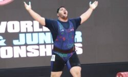 قویترین وزنهبردار جوان جهان: حرکت دستم کنایه به داوران بود/ کیف میکنم کنار سهراب مرادیام