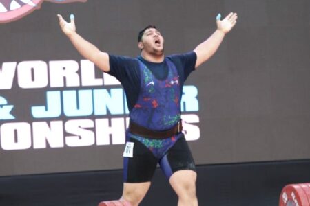 قوی‌ترین وزنه‌بردار جوان جهان: حرکت دستم کنایه به داوران بود/ کیف می‌کنم کنار سهراب مرادی‌ام