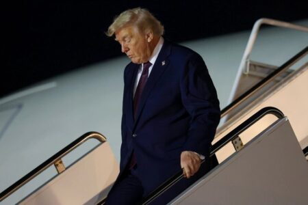 پایین آمدن محتاطانه ترامپ از پله‌ها، بحث سلامت او را دوباره داغ کرد