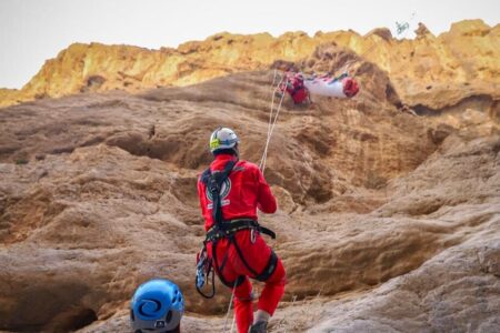 نجات موفق یک مصدوم در ارتفاعات صعب‌العبور حاجی‌آباد