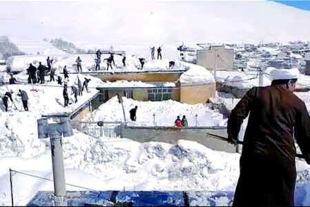 فیلم| نیروهای جهادی پشت‌بام خانه‌های «کوهرنگ» را برف‌روبی کردند