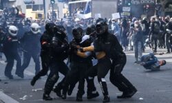 دوئل ماکرون و معترضان؛ برنده منازعه کیست؟