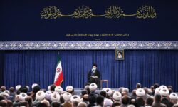 رهبر انقلاب: معیشت مردم مهمترین مسئله‌ کشور است/ ثبات در سیاست‌ها و تصمیم‌های اقتصادی لازمه عملی شدن شعار امسال