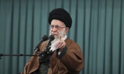 رهبر انقلاب در دیدار مسئولان و سفرای کشورهای اسلامی: راهبرد دنیای اسلام متمرکز بر تقویت عناصر مبارز داخل فلسطین شود/ اتحاد نیاز ضروری مسلمانان است