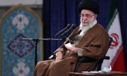 جمعی از معلمان با امام خامنهای دیدار کردند