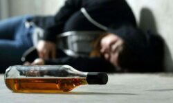 زنگ خطر به صدا درآمده است؟/ افزایش زنان و نوجوانان الکلی در ایران