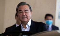 با موی بلوند و بینی نوک‌تیز غربی نمی‌شوید