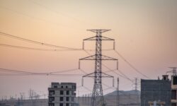 دکل‌های غول‌پیکری که باعث دلهره مردم بوشهر شد