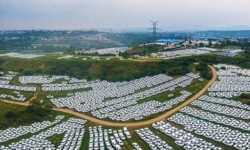 انبارها پر از خودرو و خودروسازان دنبال مجوز افزایش قیمت