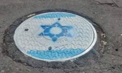 دریچه فاضلاب‌ها در بوشهر به رنگ اسرائیل درآمد+ عکس