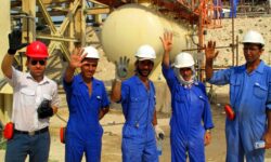 کارگران منتظر برگزاری جلسه شورای عالی کار