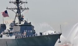 نیروهای یمنی ناوشکن آمریکایی را با ۲ موشک هدف قرار دادند