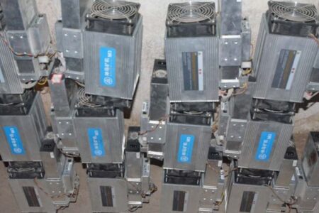 کشف ۸۰ دستگاه ماینر غیرمجاز از مسجد مکی زاهدان