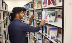 کتابخانه گردی بوشهری‌ها به مناسبت هفته کتاب و کتابخوانی