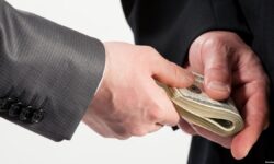 روزنامه جمهوری اسلامی: مافیا از مسئولین قوی‌تر است/ حکمرانی در اختیار کسانی قرار گرفته که از جنس مردم نیستند