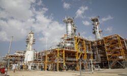 درآمد ۱۰ میلیون دلاری روزانه هر پالایشگاه گاز/ تولید ۷۰ میلیون تن انواع محصولات پتروشیمی در پارس جنوبی