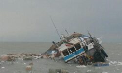 غرق شدن شناور باری در خلیج فارس/ ۶ خدمه آن نجات یافتند