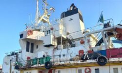 توقیف شناور متخلف و دستگیری ۱۴ خدمه خارجی توسط سپاه در خلیجفارس