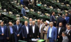 روزنامه جمهوری اسلامی دست نمایندگان مجلس را رو کرد؛ حالا که انتخابات نزدیک است یاد مردم افتاده‌اید؟