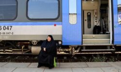 هم میهن: ما از قطار پیشرفت حرف می‌زنیم، کشورهای همسایه سوار ترن پرسرعت توسعه هستند