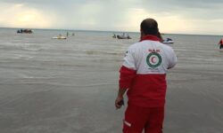 نجات ۳ نفر در ساحل گناوه/ امدادرسانی به یک فروند جت اسکی انجام شد