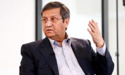 همتی خطاب به رئیسی: دولت شمش طلا را با  دلار ۶۳۵۰۰ تومانی به مردم می‌فروشد اما ادعا می‌کنید دلار ۶۳ هزار تومانی عددسازی است؟