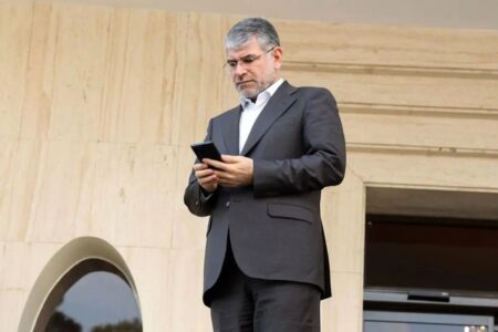 اعتراض عبدی به رئیسی: نمی‌شود سلطان سکه را در مدت کوتاه اعدام کنید اما نوبت به وزیرتان که رسید همه چیز غیرشفاف شود