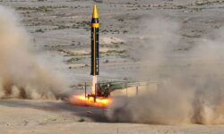 نیوزویک: ایران هیچ محدودیتی در تولید انبوه موشکهای نقطهزن ندارد