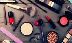 زنان ایرانی بر روی سکوی اول مصرف لوازم آرایش در جهان