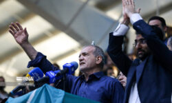 تصاویری از پزشکیان و وزیر جوان در حرم شاهچراغ