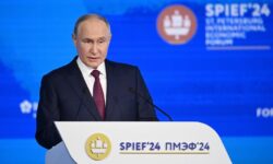 پوتین: بریکس به دنبال انجام تبادلات مالی مستقل از غرب است