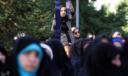 کیهان: رئیس جمهور را برای ابلاغ نکردن قانون حجاب، تحت فشار قرار داده اند